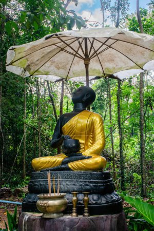 Téléchargez les photos : Statue d'un moine Pra Upakhut - en image libre de droit