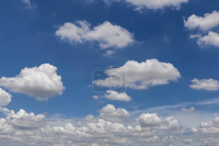 Foto de Cielo azul con nubes en el fondo. - Imagen libre de derechos