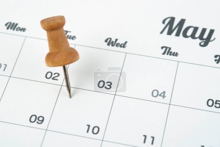 Téléchargez les photos : Le concept de planification et de délai avec push pin sur la date du calendrier. - en image libre de droit