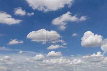 Foto de Cielo azul con nubes en el fondo. - Imagen libre de derechos