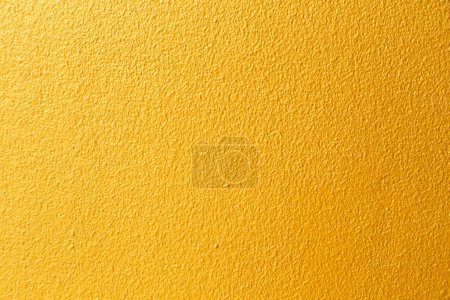 Téléchargez les photos : Golden color with an old grunge wall concrete texture as a background. - en image libre de droit