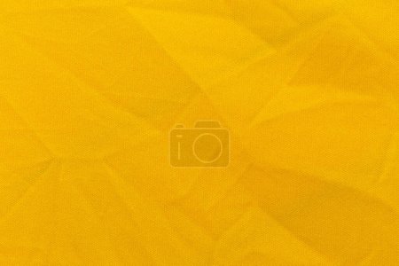 Téléchargez les photos : Couleur jaune vêtements de sport tissu maillot de football texture jersey et fond textile. - en image libre de droit