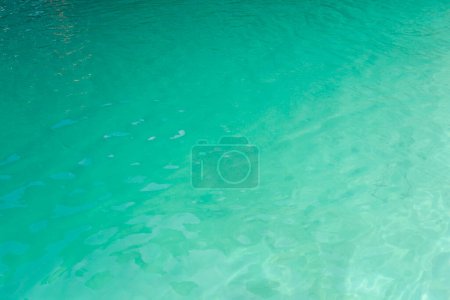 Foto de Hermosa bahía de islas tropicales en Maya Bay en Phi Phi Leh Island en el día del sol, provincia de Krabi, Tailandia - Imagen libre de derechos