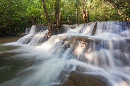 Foto de Cascada Huai Mae Khamin, Kanchanaburi, Tailandia - Imagen libre de derechos