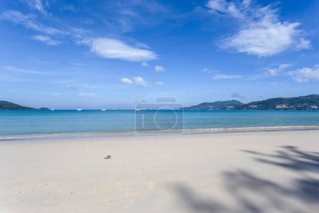 Téléchargez les photos : Belle nature de la mer d'Andaman et plage de sable blanc à Patong Beach, île de Phuket, Thaïlande. - en image libre de droit