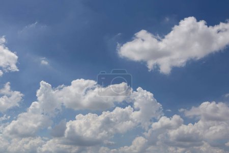 Téléchargez les photos : Ciel bleu avec des nuages en arrière-plan. - en image libre de droit