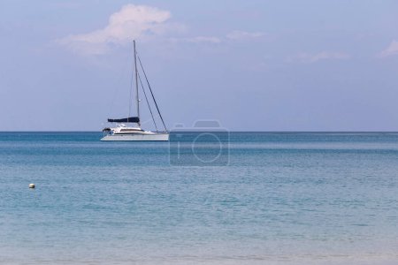Foto de Hermosa naturaleza del mar de Andamán y playa de arena blanca en Patong Beach, Phuket Island, Tailandia - Imagen libre de derechos