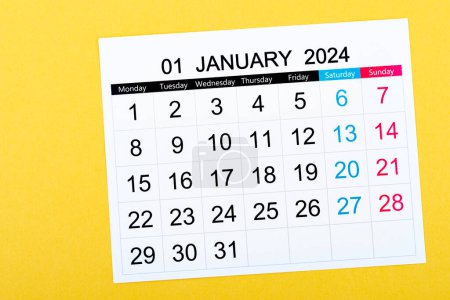 Foto de Calendar Desk 2024: Enero es el mes para que el organizador planifique y fecha límite con un fondo amarillo. - Imagen libre de derechos