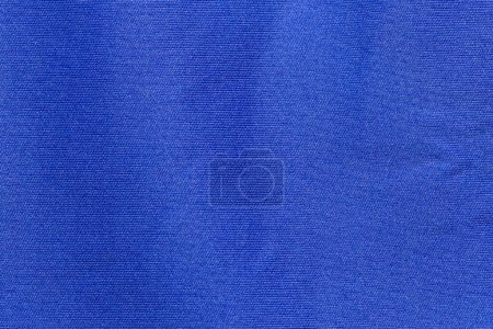 Téléchargez les photos : Couleur bleue vêtements de sport tissu maillot de football texture jersey et fond textile. - en image libre de droit