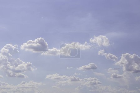Téléchargez les photos : Ciel bleu avec des nuages en arrière-plan. - en image libre de droit
