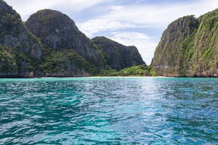 Téléchargez les photos : Belle baie d'île tropicale à Maya Bay sur l'île Phi Phi Leh au soleil, province de Krabi, Thaïlande - en image libre de droit