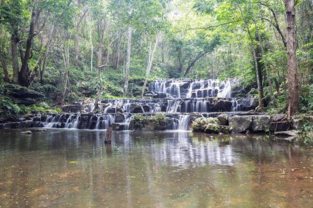 Foto de Increíbles hermosas cataratas Sam Lan en la selva, Parque Nacional Khao Sam Lan, Provincia de Saraburi, Tailandia - Imagen libre de derechos