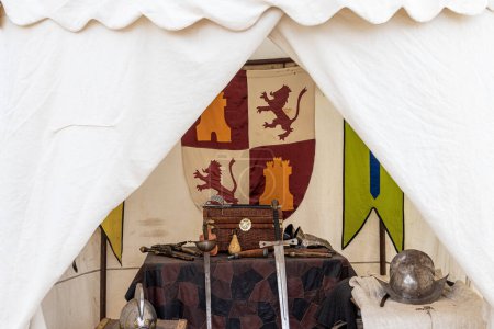 Téléchargez les photos : Gros plan en vue horizontale de l'intérieur d'une tente de soldat espagnol du 17ème siècle avec des armes et des vêtements qui ont été utilisés à l'époque.loisirs historiques - en image libre de droit