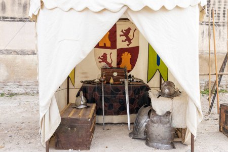 Téléchargez les photos : Vue horizontale de la tente d'un soldat espagnol du XVIIe siècle avec les armes et les vêtements qui étaient utilisés à l'époque. loisirs historiques - en image libre de droit