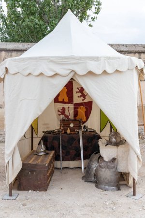 Téléchargez les photos : Vue verticale de la tente d'un soldat espagnol du XVIIe siècle avec les armes et les vêtements qui étaient utilisés à l'époque. loisirs historiques - en image libre de droit