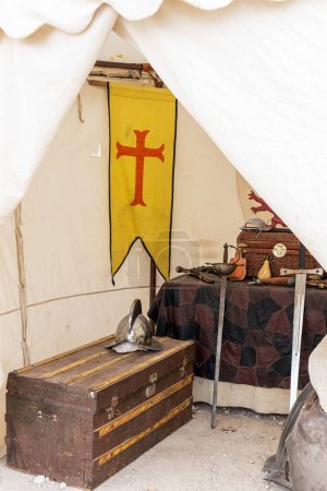 Téléchargez les photos : Gros plan en vue verticale de l'intérieur d'une tente de soldat espagnol du 17ème siècle avec des armes et des vêtements qui ont été utilisés à l'époque.loisirs historiques - en image libre de droit