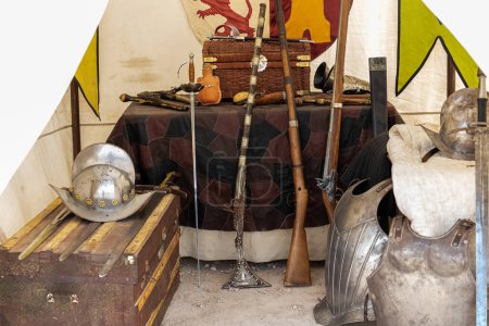 Téléchargez les photos : Gros plan en vue horizontale de l'intérieur d'une tente de soldat espagnol du 17ème siècle avec des armes et des vêtements qui ont été utilisés à l'époque.loisirs historiques - en image libre de droit