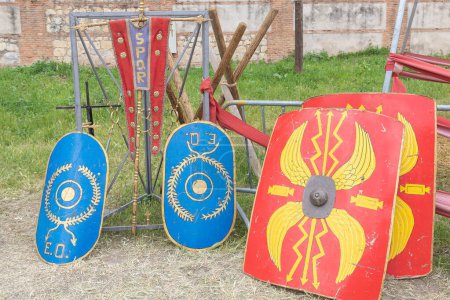 Foto de Escena al aire libre en vista horizontal de pancartas y escudos de soldados legionarios y tropas auxiliares de la antigua Roma - Imagen libre de derechos