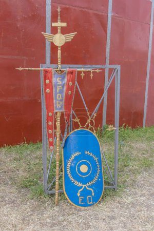 Foto de Escena al aire libre en vista vertical de una pancarta y un escudo ovalado de color azul formado por tropas auxiliares de la antigua Roma - Imagen libre de derechos
