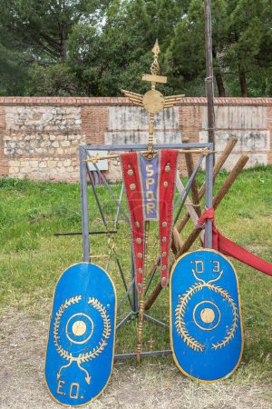 Foto de Escena al aire libre en vista vertical de una pancarta y dos ovalados de color azul en forma de escudo de tropas auxiliares de la antigua Roma - Imagen libre de derechos