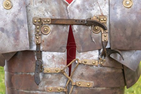 Téléchargez les photos : Avant plan détail photographie en vue verticale de l'armure d'un soldat d'un ancien empire romain, lorica segmentata - en image libre de droit
