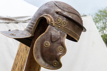 Téléchargez les photos : Vue horizontale au premier plan d'un casque impérial ou galea d'un soldat de l'ancien empire romain - en image libre de droit