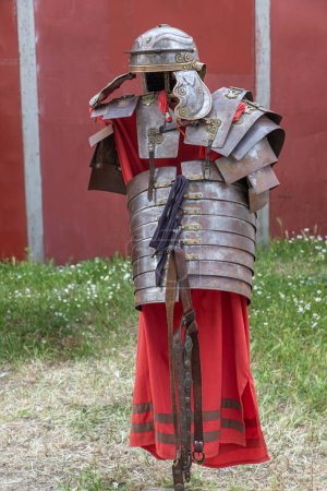 Téléchargez les photos : Vue verticale de l'armure, tunique et ceinture de soldat de l'ancien empire romain, lorica segmentata, tunique et cingulum militare - en image libre de droit