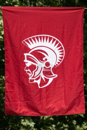 Téléchargez les photos : Bannière rouge en vue verticale avec la tête d'un soldat des légions romaines avec un casque à plumes de l'ancien empire romain - en image libre de droit