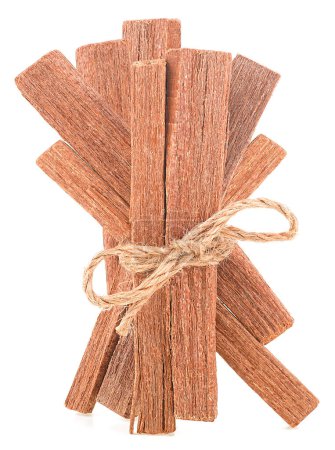 Téléchargez les photos : Chandan. Bâtons de bois de santal attachés avec une corde isolée sur un fond blanc. - en image libre de droit