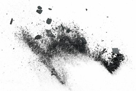 Foto de Partículas de carbón negro sobre fondo blanco, vista superior. Polvo de carbón activado para mascarilla facial, cuidado de la piel y belleza. - Imagen libre de derechos