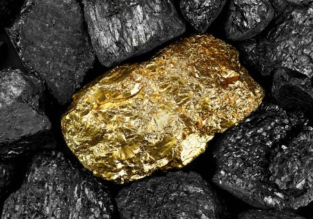 Foto de Gran pepita dorada brillante sobre carbones negros, vista superior. Mineral de oro. - Imagen libre de derechos
