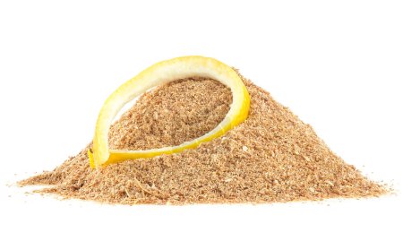 Téléchargez les photos : Pile de poudre d'écorce de citron séchée et de peau de citron fraîche isolée sur fond blanc - en image libre de droit