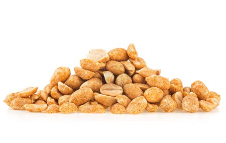 Gebratene und gesalzene Erdnüsse stapeln sich isoliert auf weißem Hintergrund