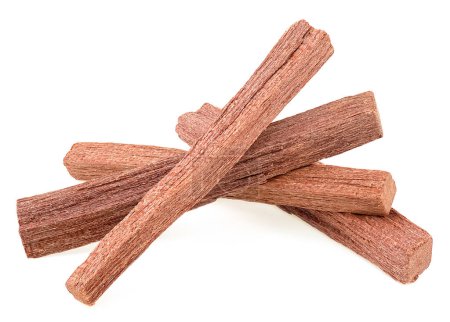 Bâtons de bois de santal rouge isolés sur un fond blanc. Chandan.