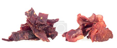 Kawałki mięsa wołowego i wieprzowego wyizolowane na białym tle. Suszone mięso przyprawione.