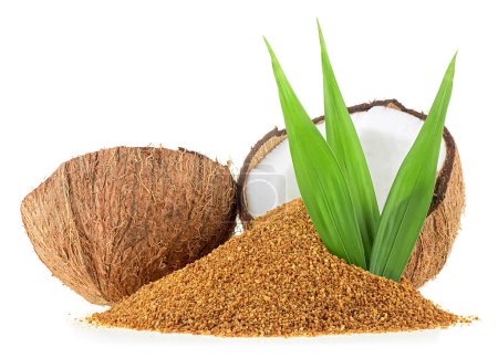 Téléchargez les photos : Deux moitiés de noix de coco, des feuilles de palmier vert et du sucre de coco brun isolé sur un fond blanc. Sucre sain alternatif. - en image libre de droit