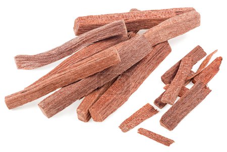 Rote Sandelholzstäbe und Chips isoliert auf weißem Hintergrund. Santali rubri. Chandan oder Sandelholz.