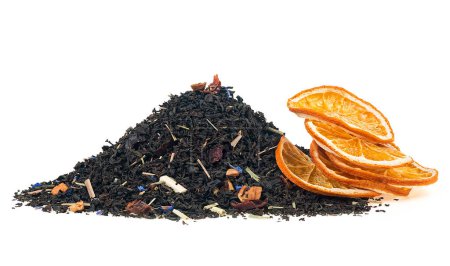Haufen schwarzer Tee mit getrockneten Früchten und Blütenblättern auf weißem Hintergrund. Schwarzer Tee und getrocknete Orangenscheiben.