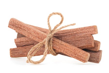 Bâtons de bois de santal attachés avec une corde isolée sur un fond blanc. Chandan.
