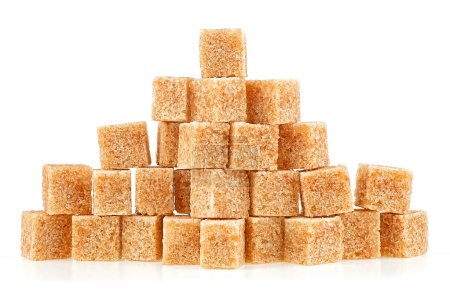 Haufen brauner Zuckerwürfel isoliert auf weißem Hintergrund. Stück Rohrzucker.