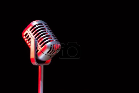 Foto de Micrófono de condensador retro con luz roja sobre fondo negro. canto, música, concepto de radiodifusión - Imagen libre de derechos