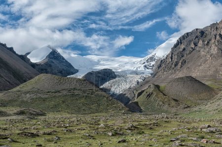 Téléchargez les photos : Le glacier Karola est l'un des plus beaux glaciers du Tibet. Il est situé entre la préfecture de Lhokha et la préfecture de Shigatse - Tibet - en image libre de droit