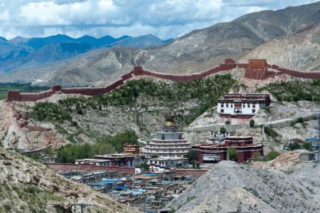 Foto de Vista del coro budista Kumbum en Gyantse en el Monasterio Pelkor Chode - Región Autónoma del Tíbet de China - Imagen libre de derechos