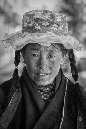 Foto de GYANTSE, TIBET, CHINA - 21 AGOSTO 2018: Peregrino tibetano indefinido en el monasterio de Pelkor Chode en Gyantse, Gyantse Country, Shigatse, Tibet - Imagen libre de derechos