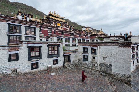 Téléchargez les photos : Le monastère de Tashilhunpo et son toit doré à Shigatse Tibet Chine - en image libre de droit