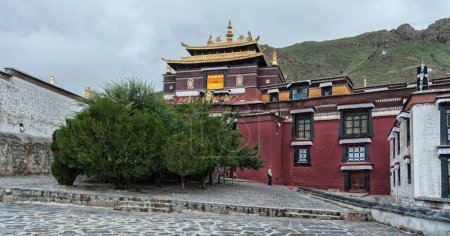 Foto de El monasterio de Tashilhunpo y su techo de oro en Shigatse Tibet China - Imagen libre de derechos