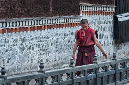 Foto de SHIGATSE, TIBET, CHINA - 22 de agosto de 2018: Monje tibetano no identificado en el Monasterio de Tashilhunpo - Shigatse, Tibet - Imagen libre de derechos