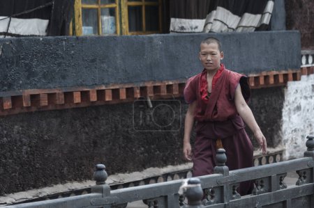 Foto de SHIGATSE, TIBET, CHINA - 22 de agosto de 2018: Monje tibetano no identificado en el Monasterio de Tashilhunpo - Shigatse, Tibet - Imagen libre de derechos