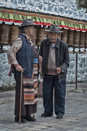 Foto de SHIGATSE, TIBET, CHINA - 22 de agosto de 2018: Peregrinos tibetanos no identificados en el Monasterio de Tashilhunpo - Shigatse, Tibet - Imagen libre de derechos