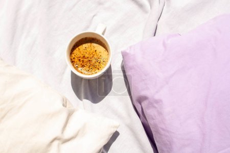 Foto de Una taza de café sobre ropa de cama con sombras soleadas y contrastantes. Vibraciones matutinas - Imagen libre de derechos